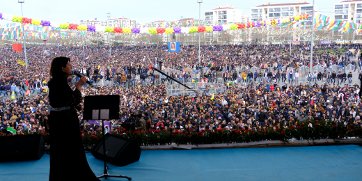 Onbinler Newroz'u kutladı